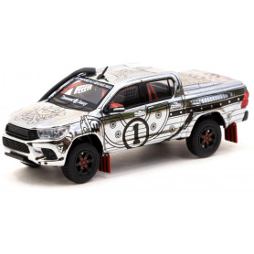 1:64 Toyota Hilux Thousand Sunny w/Metal Oil Can
